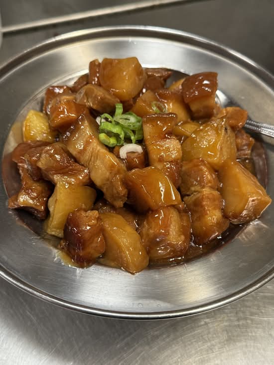 红烧肉 (甜口) / Braised Pork (Sweet)